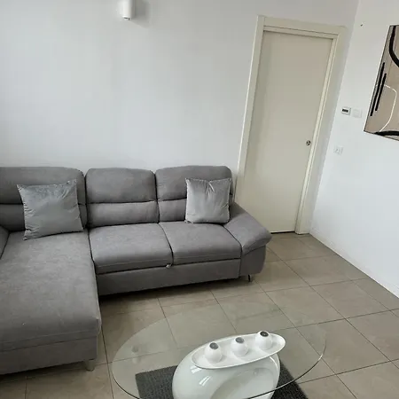 アパート A Fiera Galeazzi ロー